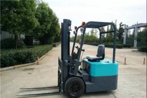 為什么三輪全電動(dòng)叉車會(huì)腐蝕生銹？