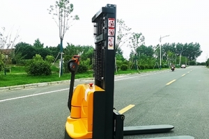 電動堆高車哪家好？如何選擇？
