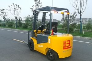 如何在光線不足的環(huán)境中使用電動叉車？