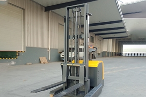 徹底整修老前移式叉車還是購(gòu)買新車合適？