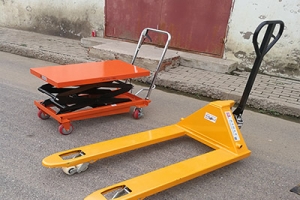 手動叉車的自重和規(guī)格是多少？