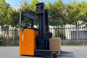 叉車(chē)廠(chǎng)家?guī)懔私怆妱?dòng)叉車(chē)的工作裝置